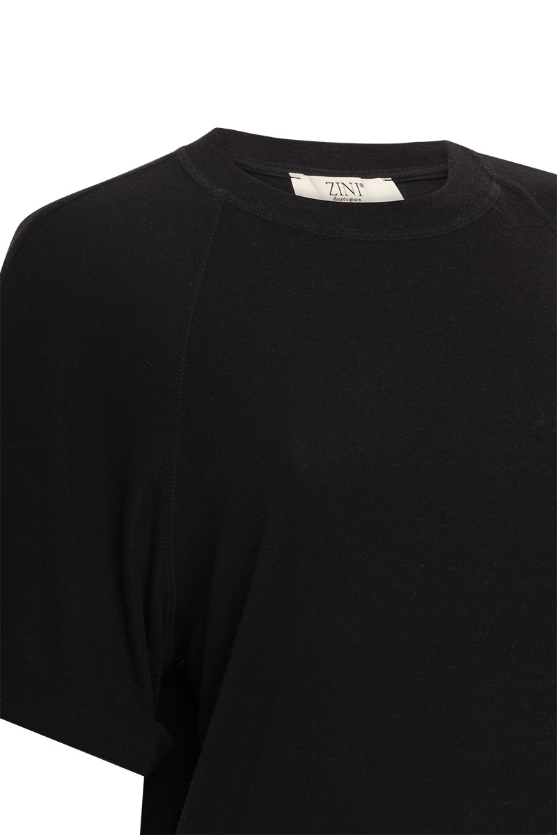 T-SHIRT ΜΕ ΛΑΙΜΟΚΟΨΗ